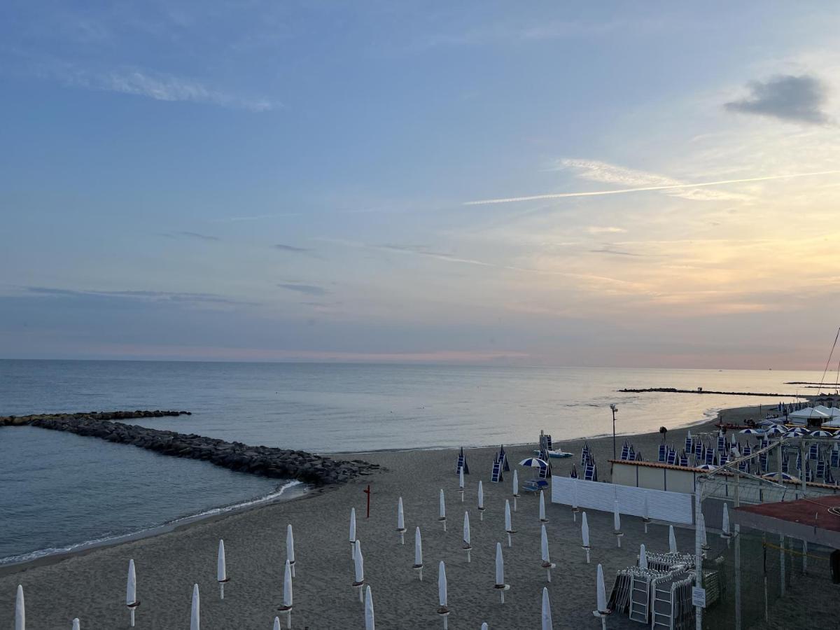Lotus - Appartamento Sul Mare A Ostia Con Giardino Relax Exterior photo